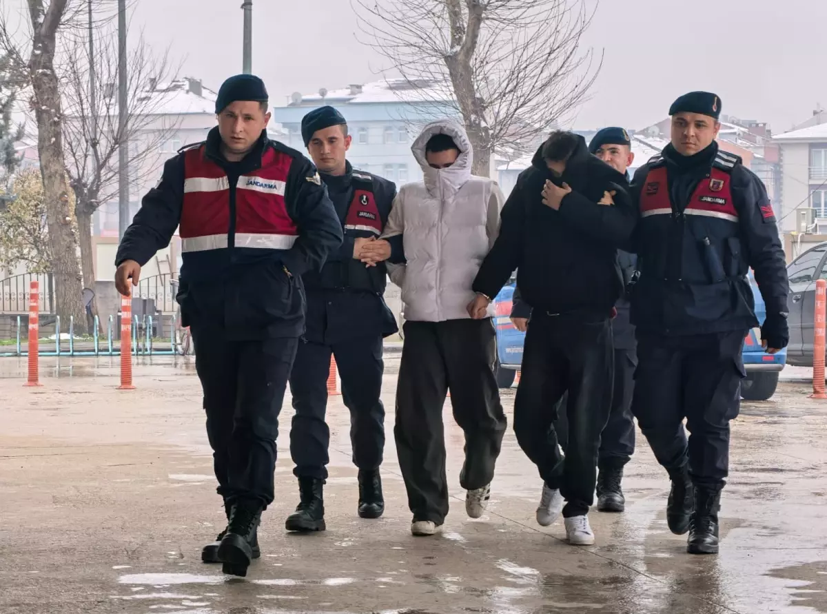 İnegöl'de 250 Metrelik İnternet Kablosu Çalan Gençler Tutuklandı