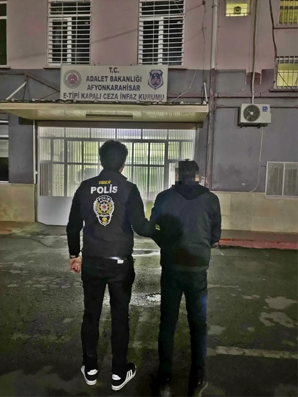 Afyonkarahisar’da Kaçak Mahkumlar Yakalandı: 25 Yıllık Hapis ve 2 Yıllık Ceza