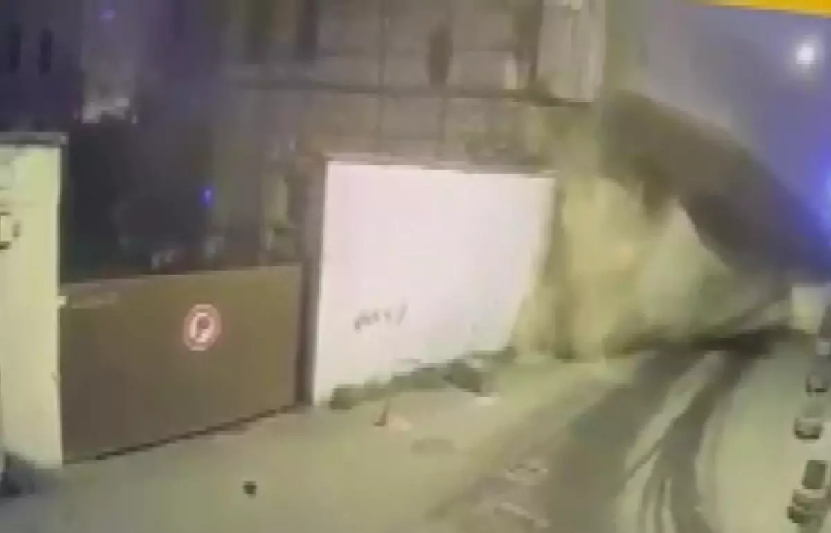 Beyoğlu'nda Eski Binanın Duvarı Aniden Çöktü: Görüntüler Güvenlik Kamerasında