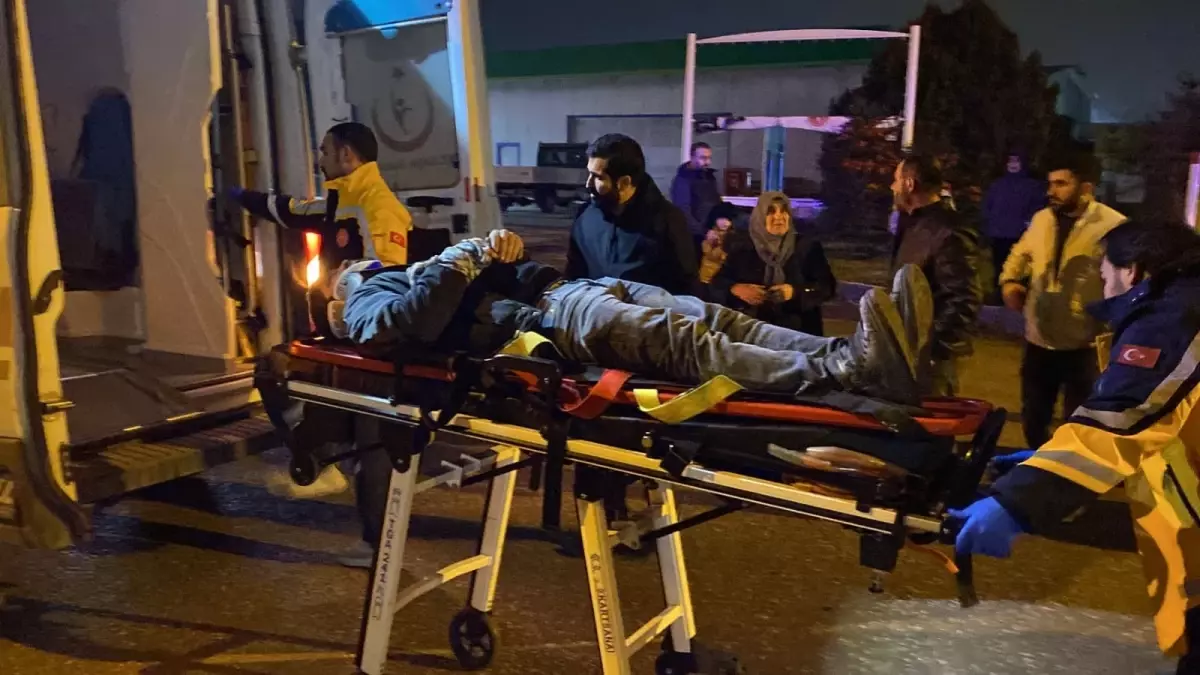 İnegöl'de Çarpışan İki Otomobilin Kazası: Sürücüler Yaralı Çıktı