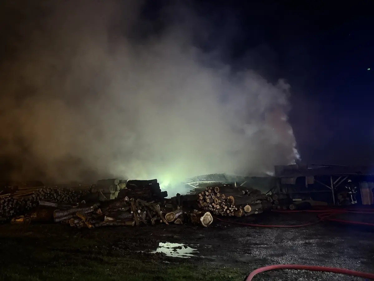 Bursa Yıldırım’da Ahşap Palet Fabrikasında Çıkan Yangın Kontrol Altına Alındı