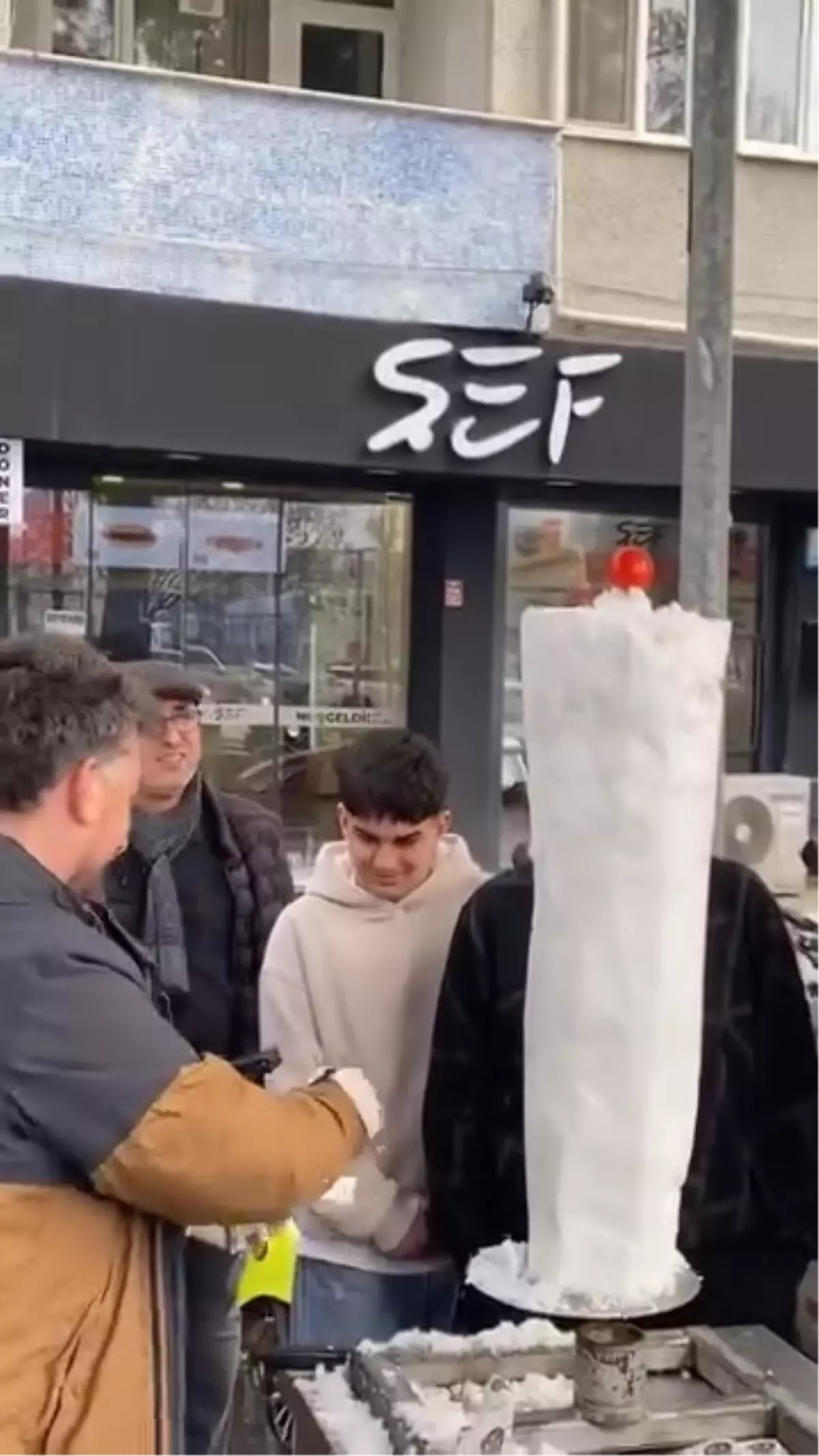 İnegöl'de Kar Yağışıyla Gelen Lezzet: Kardan Döner İkramı