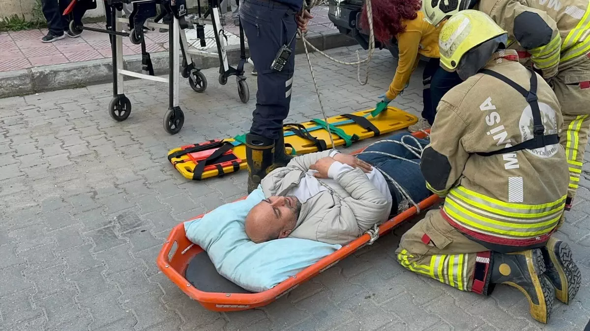 Yunusemre’de Asansör Kazası: Güvercin Çekişmesi Sonrası Düşen Yener Civan Hastaneye Kaldırıldı