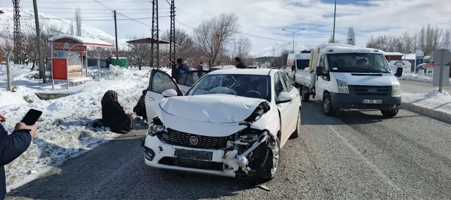 Doğanşehir'de iki otomobil çarpıştı, 3 kişi hastaneye kaldırıldı