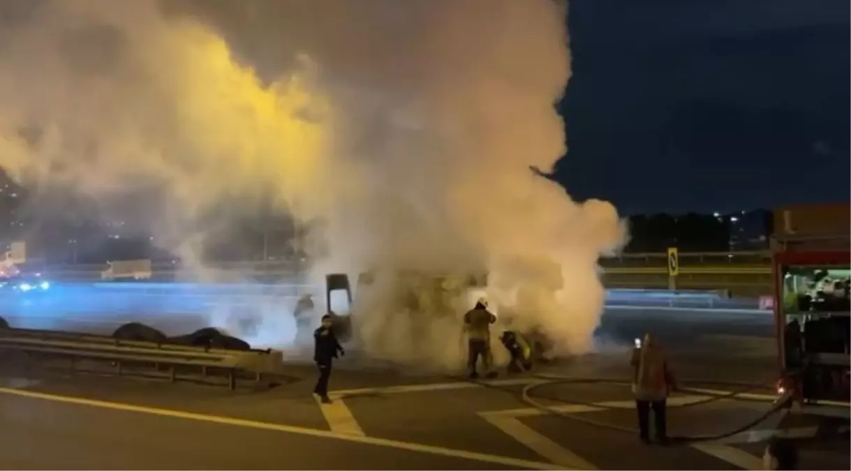 Esenyurt TEM Otoyolu'nda Panelvan Yangını Hızlıca Kontrol Altına Alındı