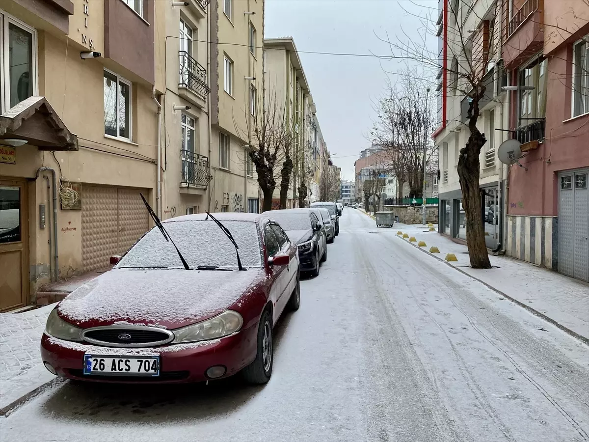 Eskişehir'de Şiddetli Kar Yağışı Trafiği Etkiledi: Yetkililer Uyarıyor