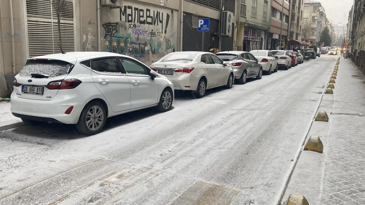 Eskişehir’de Şiddetli Kar Yağışı Şehri Buz Gibi Kapladı
