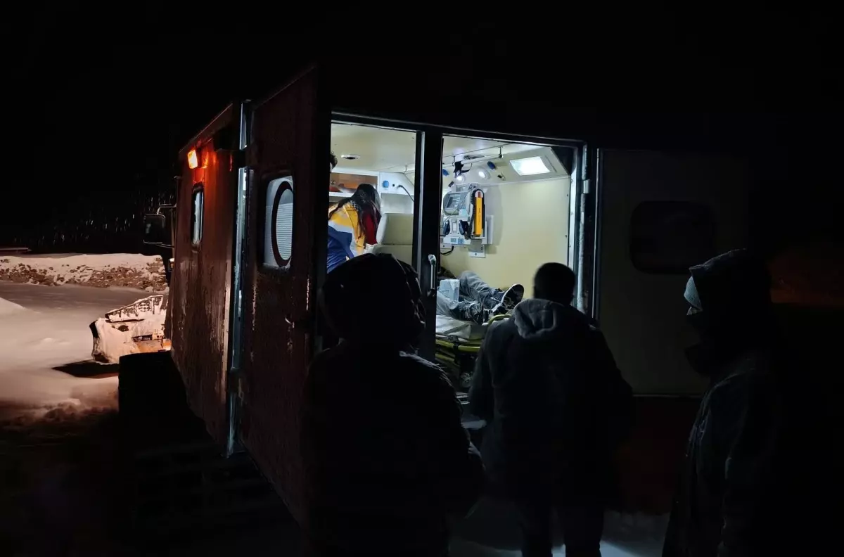 Ağrı’nın Diyadin İlçesinde Karla Kapalı Yol Açıldı, Hasta Hastaneye Nakledildi