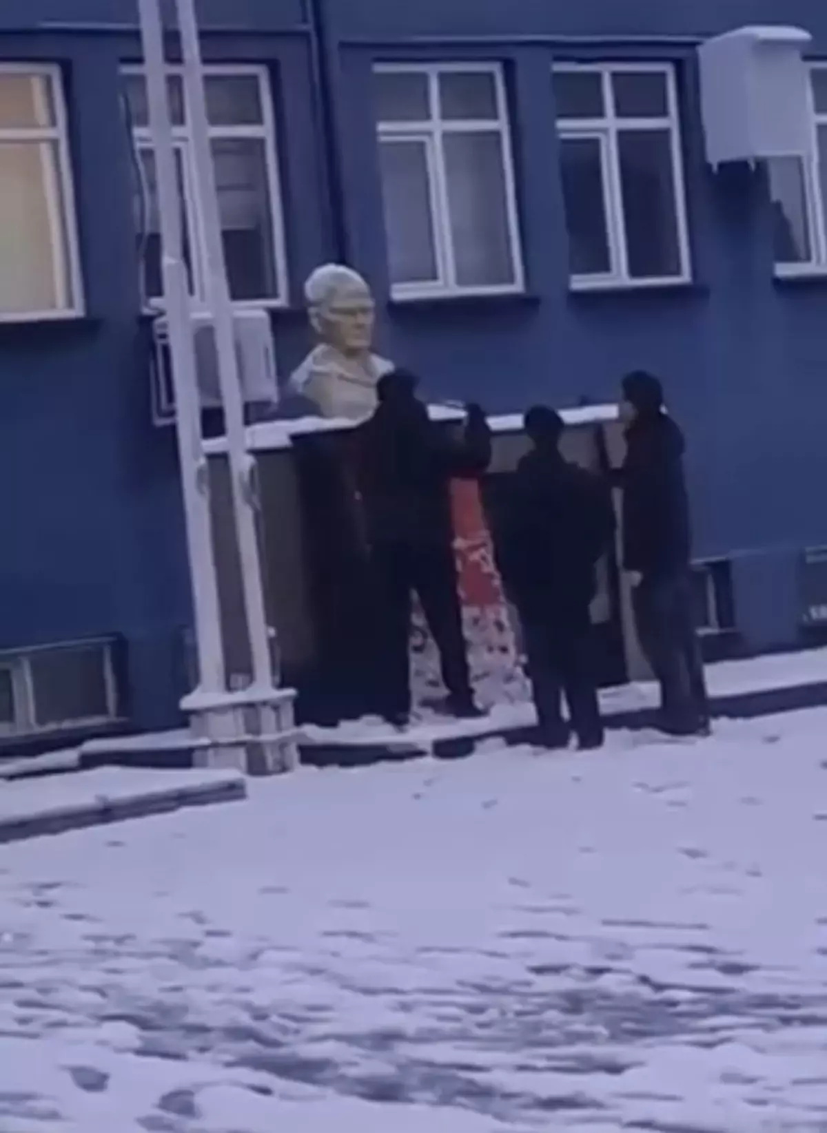 Bursa'da Liseli Gençler Karla Kaplı Atatürk Büstünü Temizleyerek Duyarlılık Gösterdi