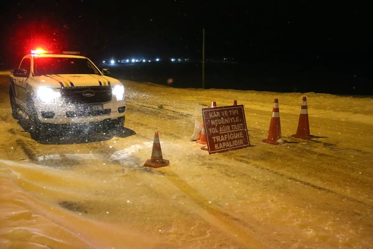 Kars’ta Şiddetli Kar Yağışı 204 Köy Yolunu Kapattı