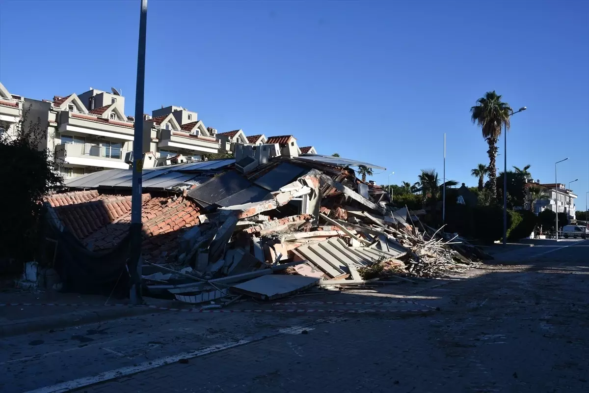 Marmaris’te Güçlendirme Çalışması Sırasında Apart Otel Bloğu Çöktü