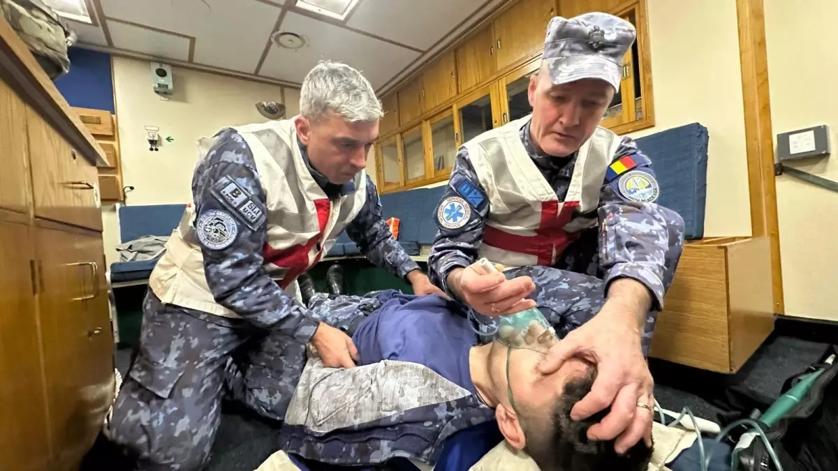 Türk Donanması Burgaz Limanı’nda Görüldü: Üsteğmen Arif Ekmekçi ve Ayvalık Gemi Ziyareti