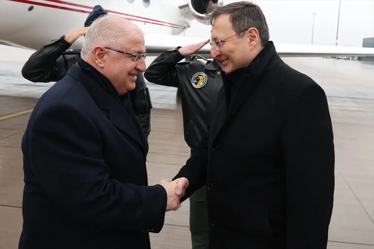 Savunma Bakanı Güler, Berlin'de Büyükelçi Turan'ı Görüşerek Güncel Durumu Değerlendirdi