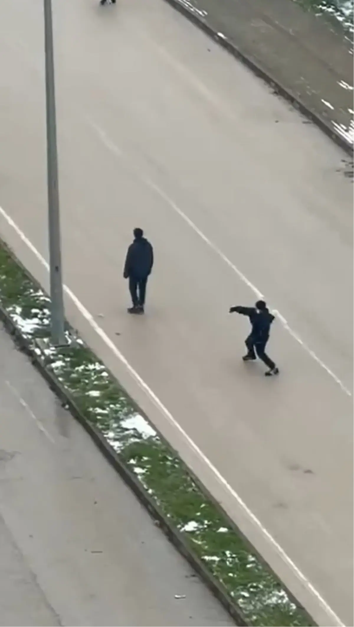 İnegöl’de Kar Topu Olayı: Otobüs Şoförünün Çocuklara Sopa Saldırısı