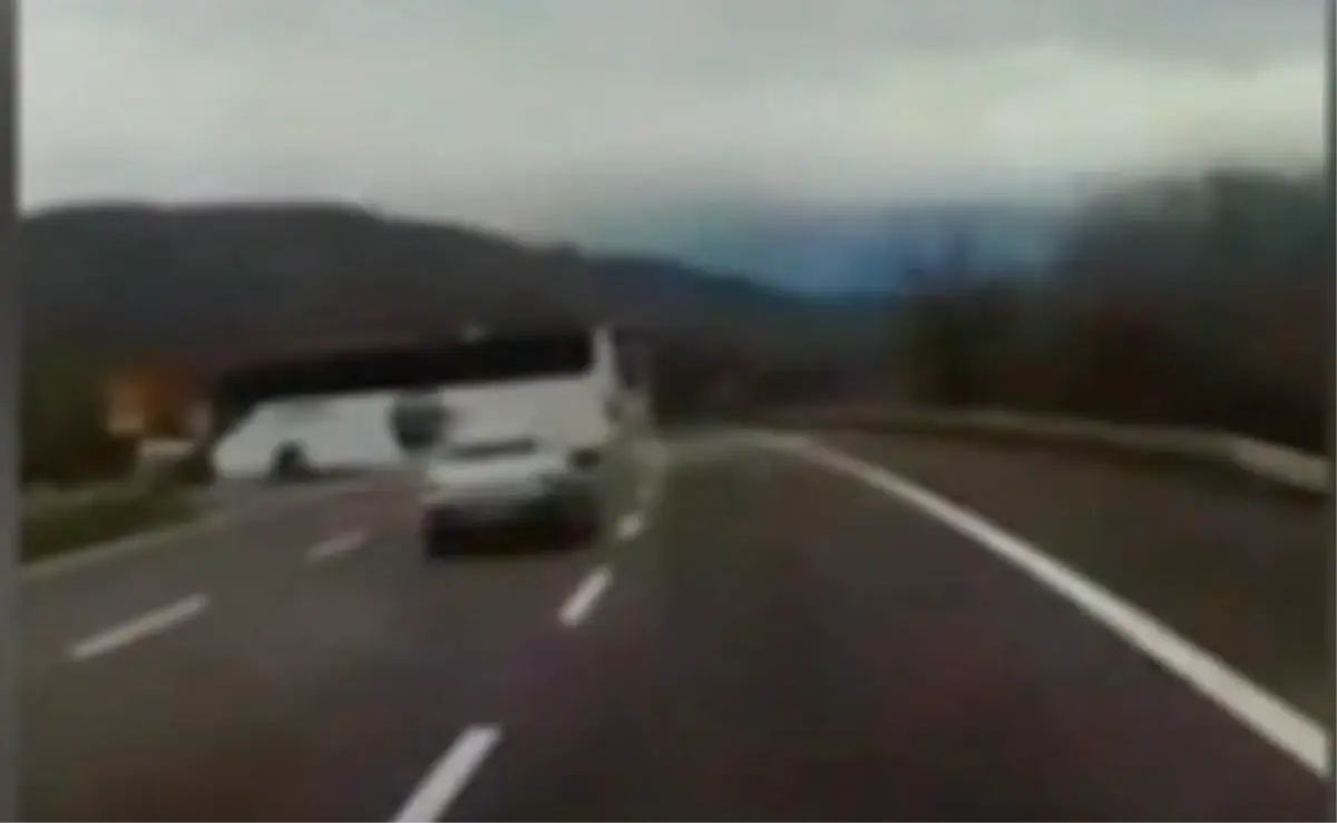 Düzce'de Otobüsün Yasak Bölgeden Tehlikeli U Dönüşü Trafiği Tehlikeye Attı