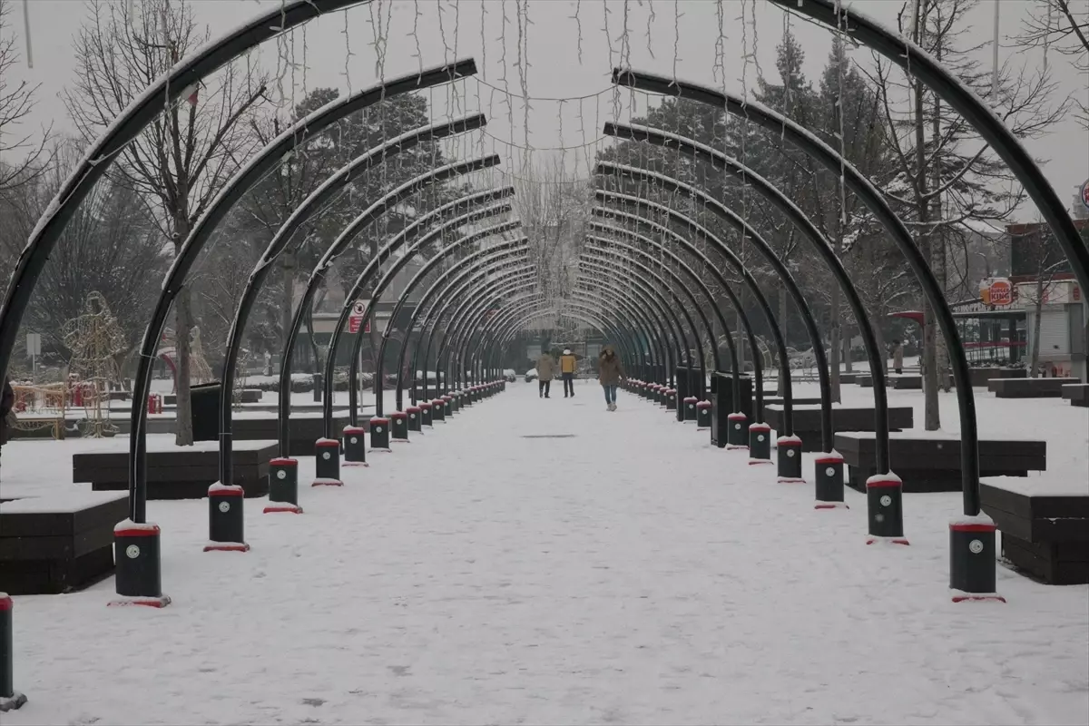 Kuzeybatı’da Şiddetli Kar Yağışı 5 Bölgeyi Felç Etti