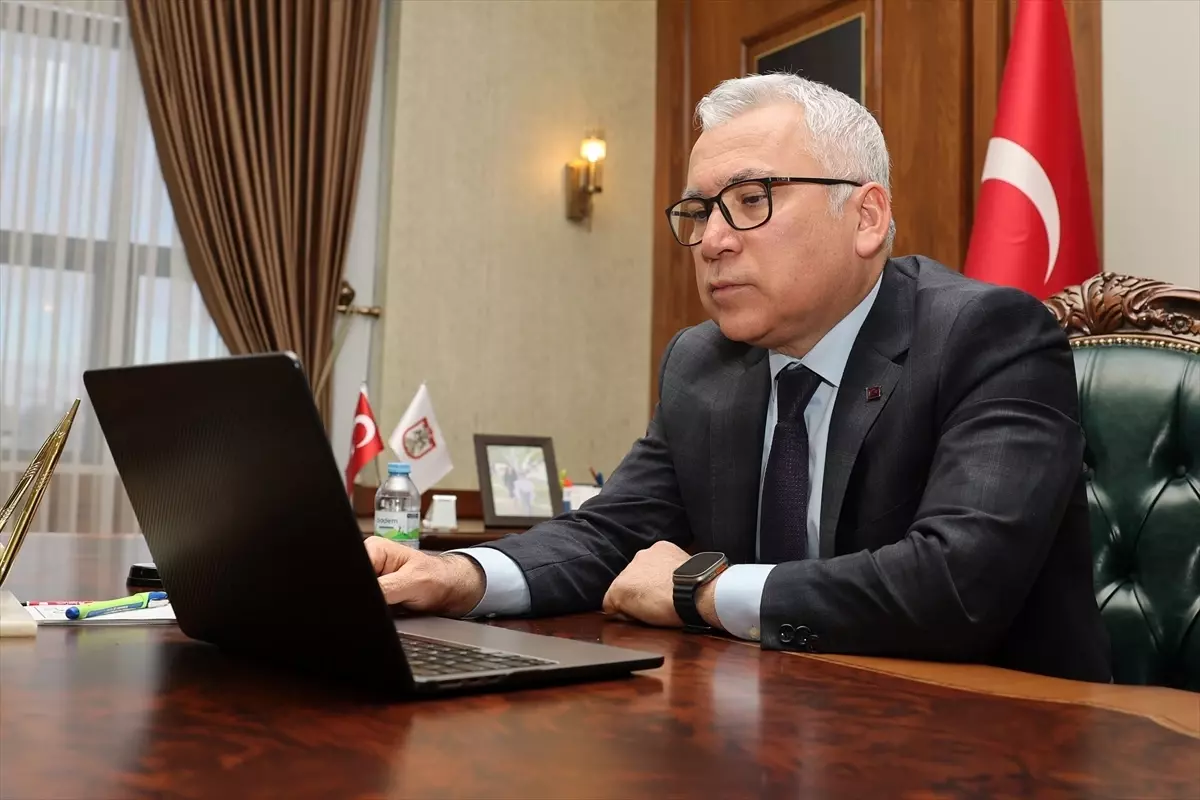 Sivas Valisi Şimşek, 'Yılın Kareleri' Yarışmasında Seçkin Fotoğrafları Belirledi