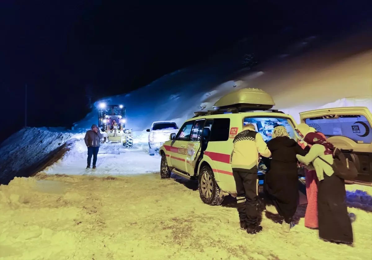 Van’da Karla Kapalı Sokakta Hamile Kadın Acil Yardımla Hastaneye Ulaştırıldı
