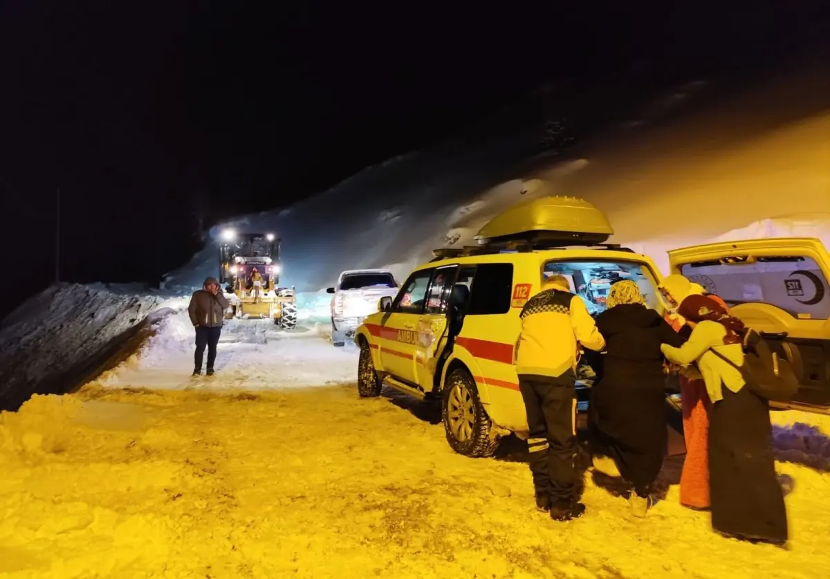 Van’da Karla Kapalı Yolun Açılmasıyla 5,5 Saatte Hamile Kadına Ulaşıldı