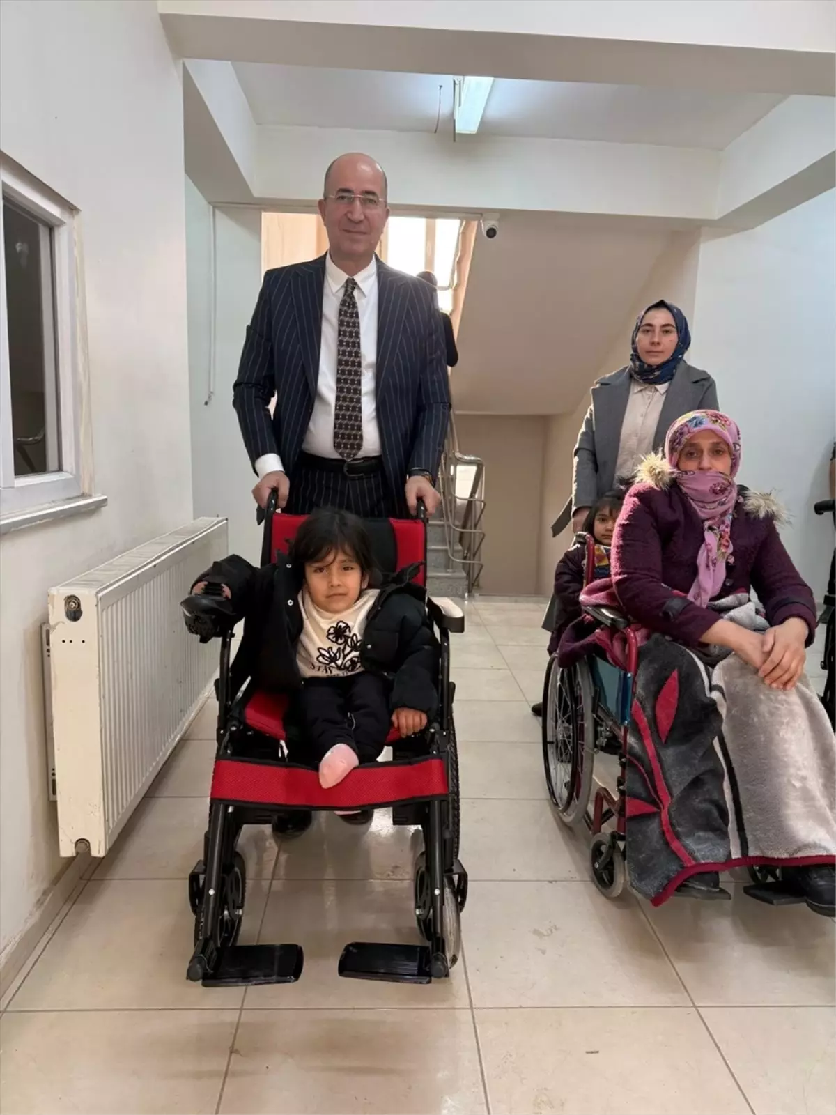 Yüksekova’da Engellilere Akülü Sandalye Desteği: Esendere Belediyesi’nden İki Kişiye Hediye