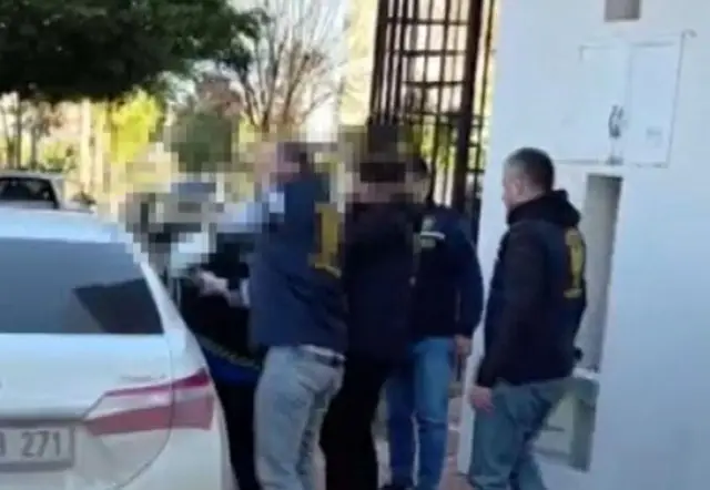 Kaçak tutuklanırken polis memurları