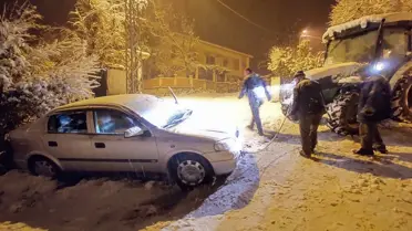 Köylülerin yardım ettiği araç