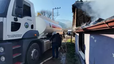 Yangın sonrası hasar gören evin dış görünümü