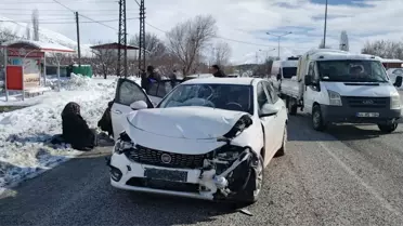 Doğanşehir'de iki otomobil çarpıştı, 3 kişi hastaneye kaldırıldı