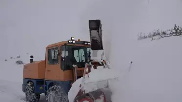 Temizlik ekipleri kar temizliğinde