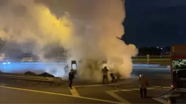 Panelvan yangını söndürülürken itfaiye ekipleri