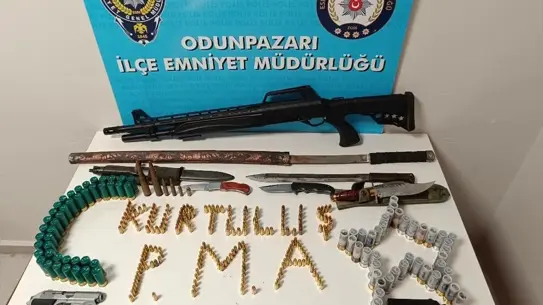 Tutuklanan N.A.'nın polis ekipleriyle fotoğrafı