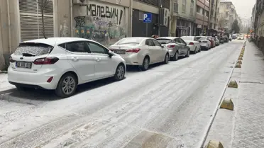 Belediye ekipleri kar temizliğinde