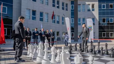 Turnuva sahası ve satranç tahtaları