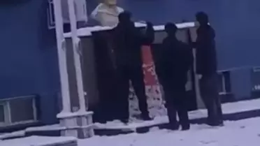 Öğrencilerin Atatürk büstünü temizleme anı