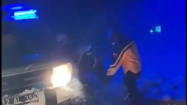 Karla kaplı yolda ambulans