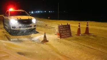 Kars’ta karla kaplı bir köy yolu