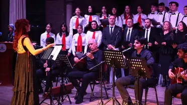 Konserde sahne alan öğrenciler ve öğretmenler