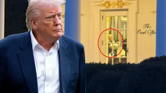 Trump, Oval Ofis'te Teslim Edilen Belgeyi Hızla İnceledi: Görüntüler Gündemde