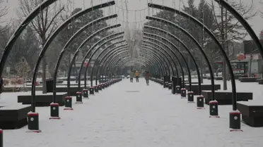 Kar yağışıyla kaplı yollar