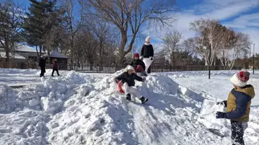 Ulaş’da kayak yapan çocuklar