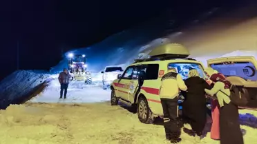 Karla kapalı yolda kurtarma ekiplerinin çalışması