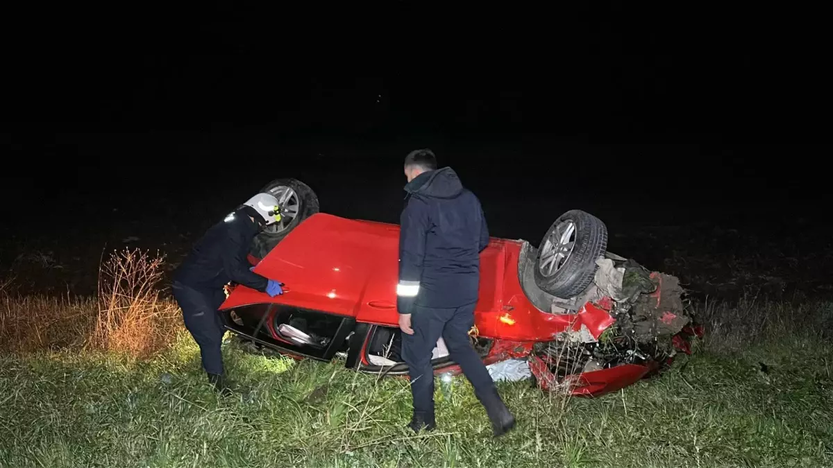 Edirne’de Kontrolden Çıkan Araç Tarla Alanına Düşerek 2 Yaralı Bıraktı