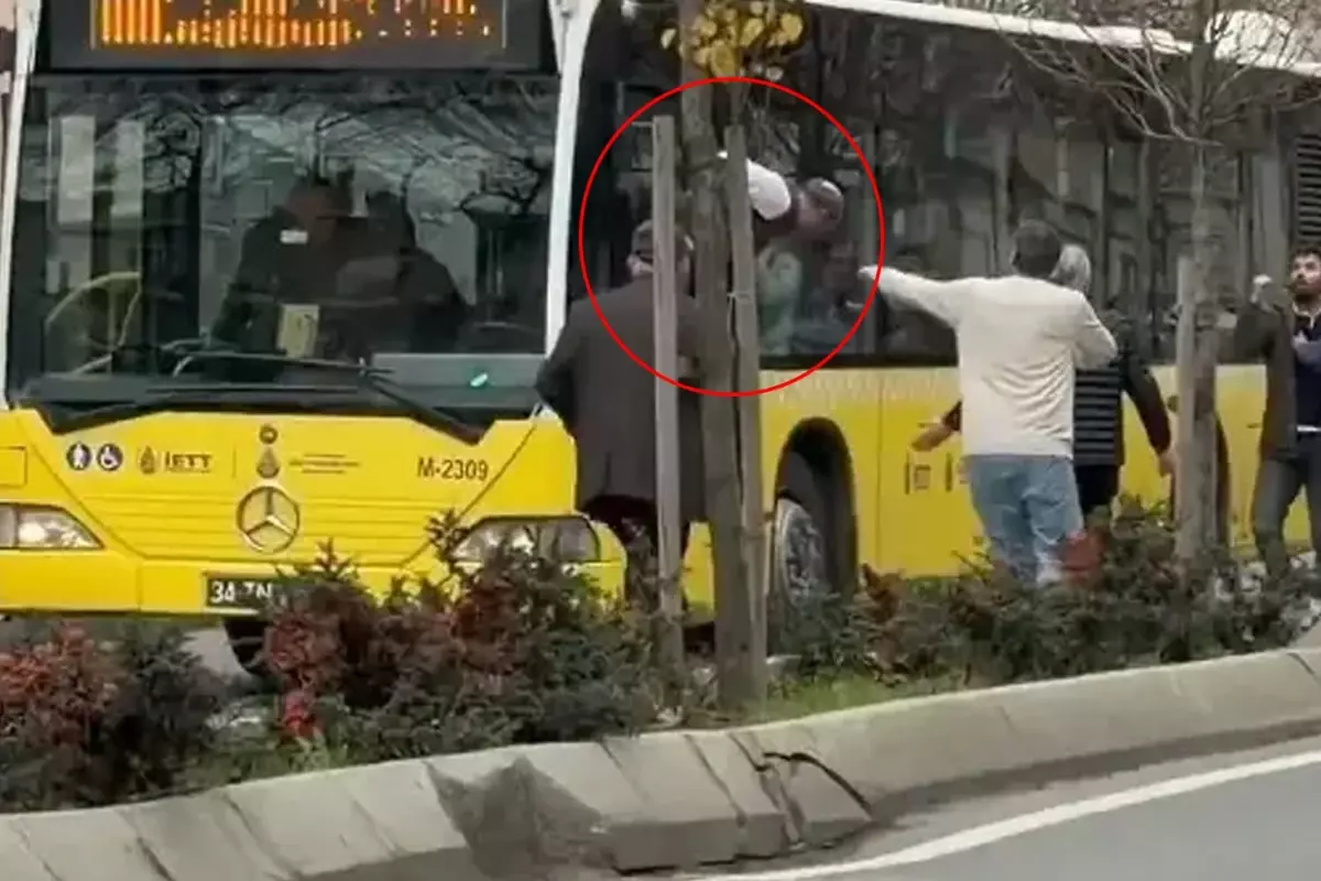 Üsküdar’da IETT otobüsü şoförünün camdan dışarı sarkmasıyla büyüyen trafik tartışması