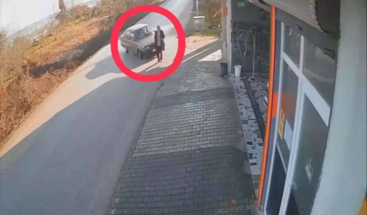 Ünye'de Buzlu Yolda Araç Kontrolünü Kaybetti, Yaya Ağır Yaralandı