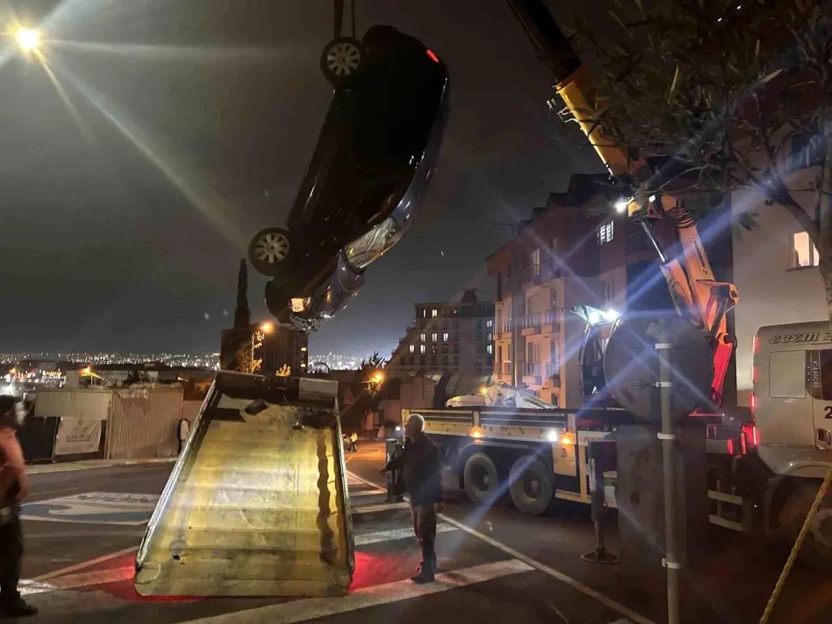 Pendik’te Şok Kaza: Araç Apartman Bahçesine Düştü, 2 Yaralı