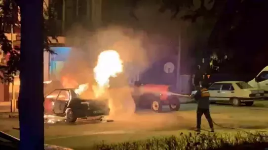 Yangın sonrası yanmış otomobilin detay fotoğrafı