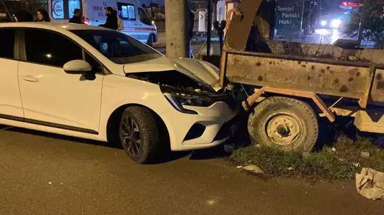 Kaza sonrası otomobil ve kamyonet görüntüsü