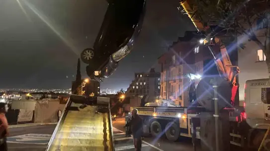 Kaza sonrası araç bahçede