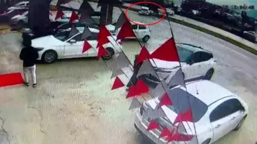 Defne'de Trafik Kazası: Araç Aydınlatma Direğine Çarptı, Sürücü ve Yolcu Hafif Yaralandı