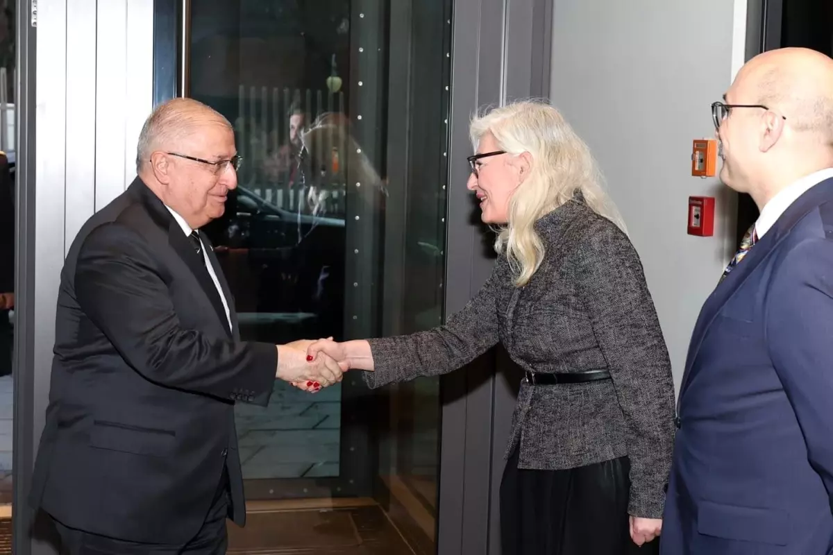 Milli Savunma Bakanı Yaşar Güler, Berlin Büyükelçiliğinde Görüşmeler Gerçekleştirdi
